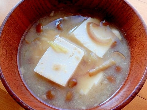 量たっぷり❤王道の豆腐&なめこ味噌汁♪(茗荷など)